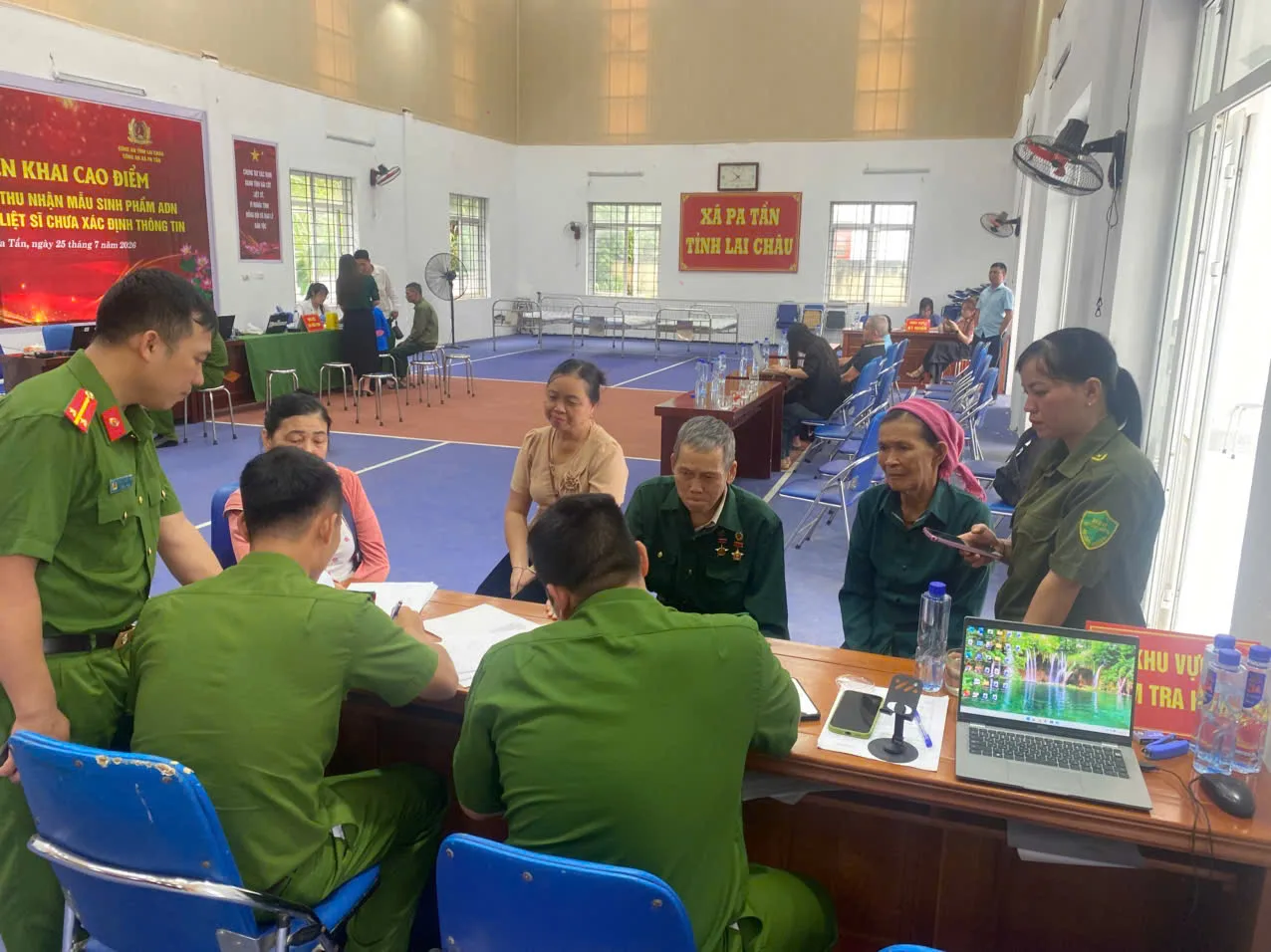 Công an xã Nậm Hàng cùng lực lượng bảo vệ An ninh trật tự tại cơ sở hỗ trợ thân nhân Liệt sĩ trong quá trình thu nhận mẫu ADN