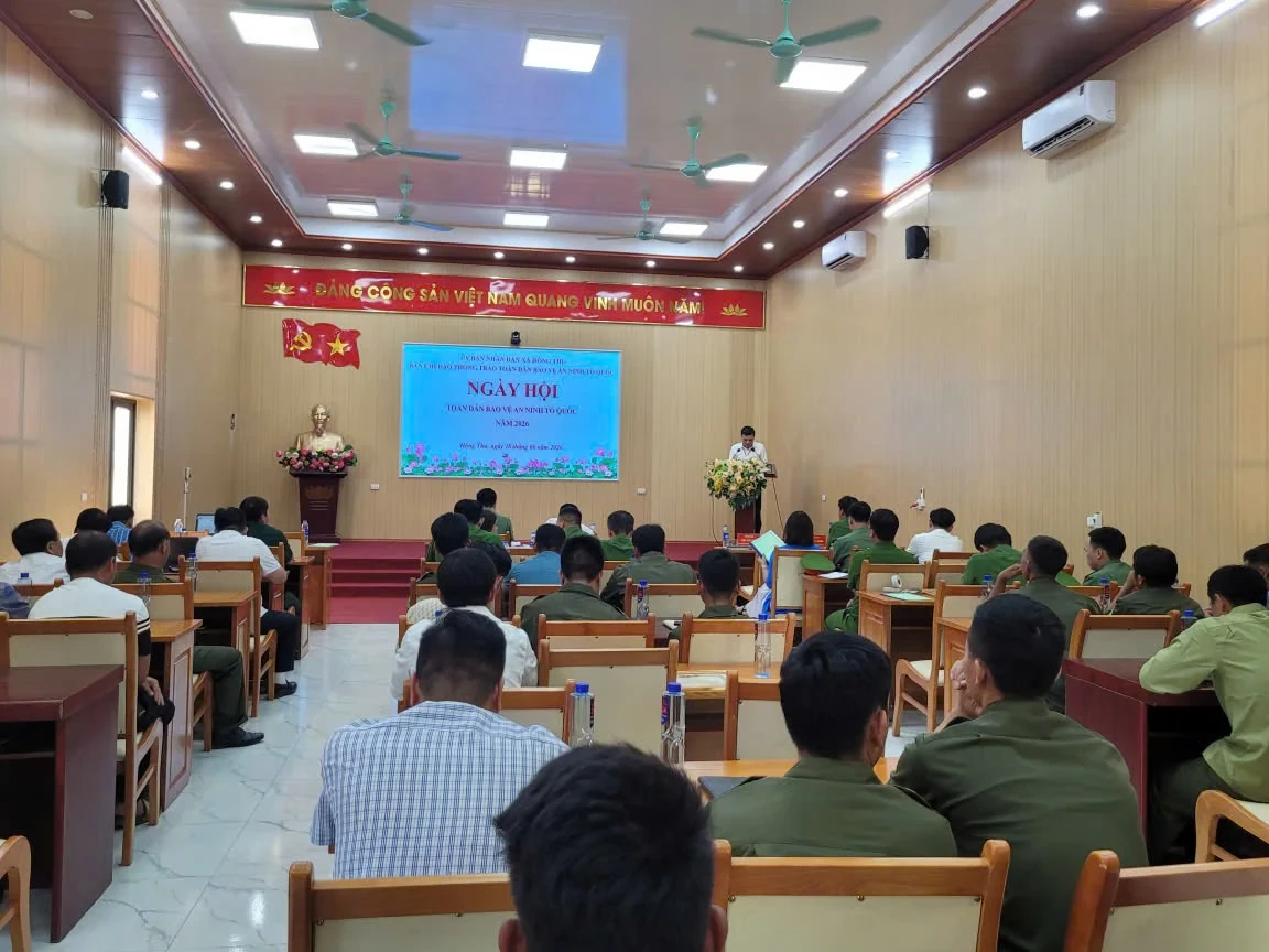 Đồng chí Giàng A Sang - UVBTVĐU - Bí thư Chi bộ Công an xã phát biểu chỉ đạo tại cuộc họp