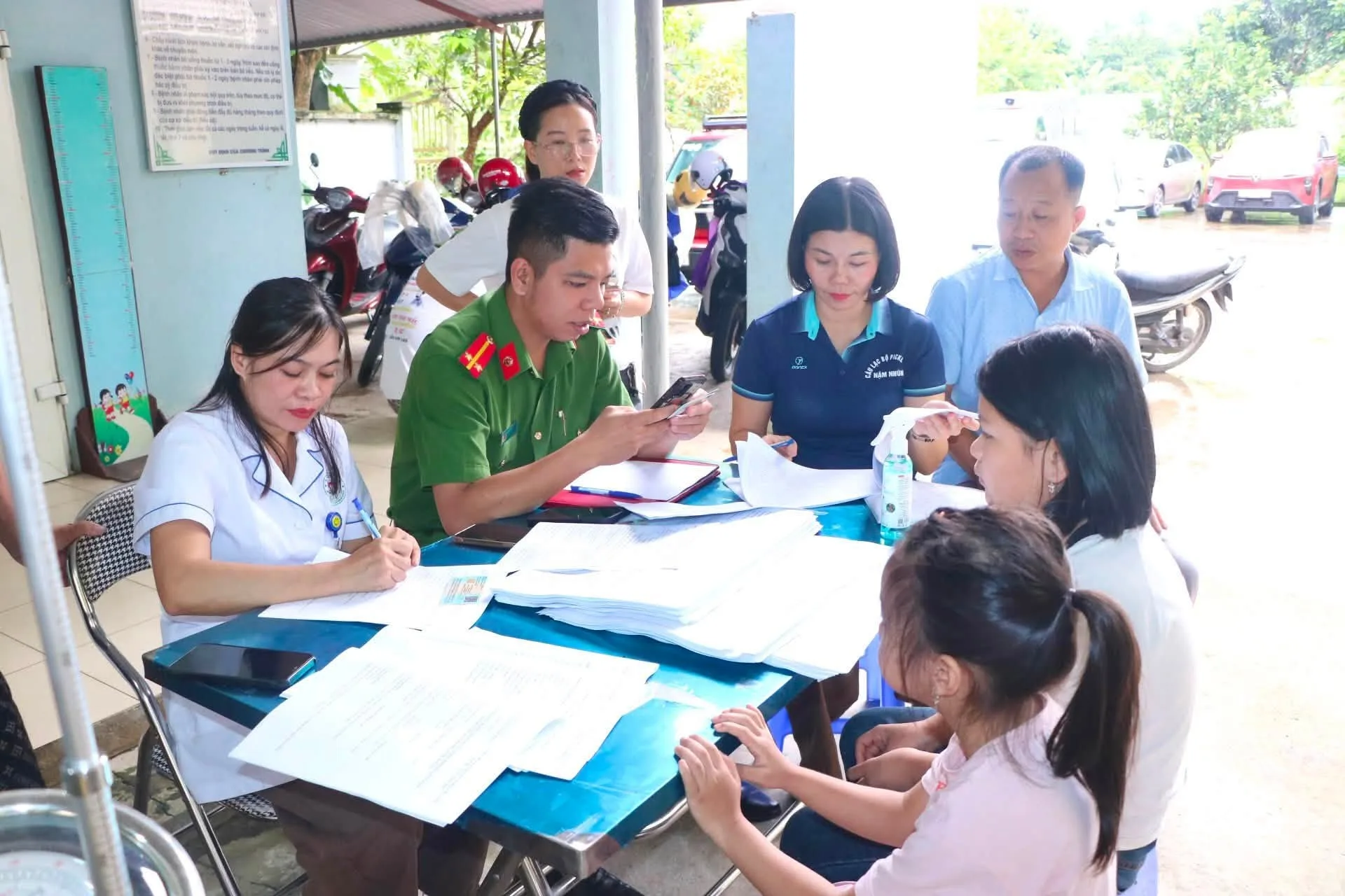 Công an xã Pa Tần phối hợp với các lực lượng khám sức khỏe miễn phí cho nhân dân