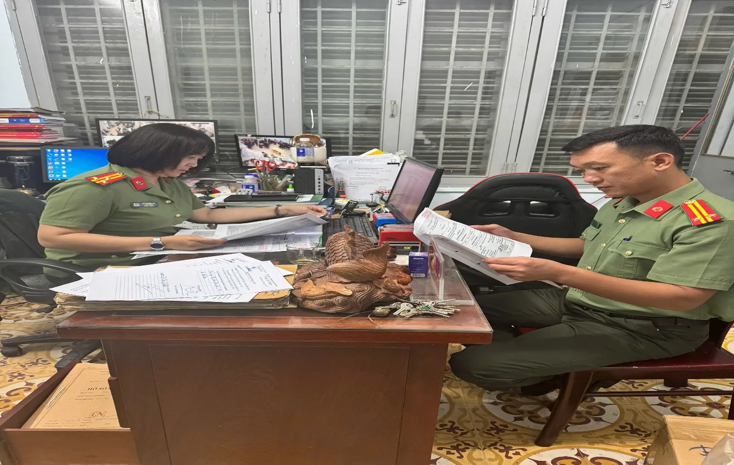 Cán bộ Đoàn công tác (bên phải) nghiên cứu hồ sơ, tài liệu tại Công an tỉnh Khánh Hòa