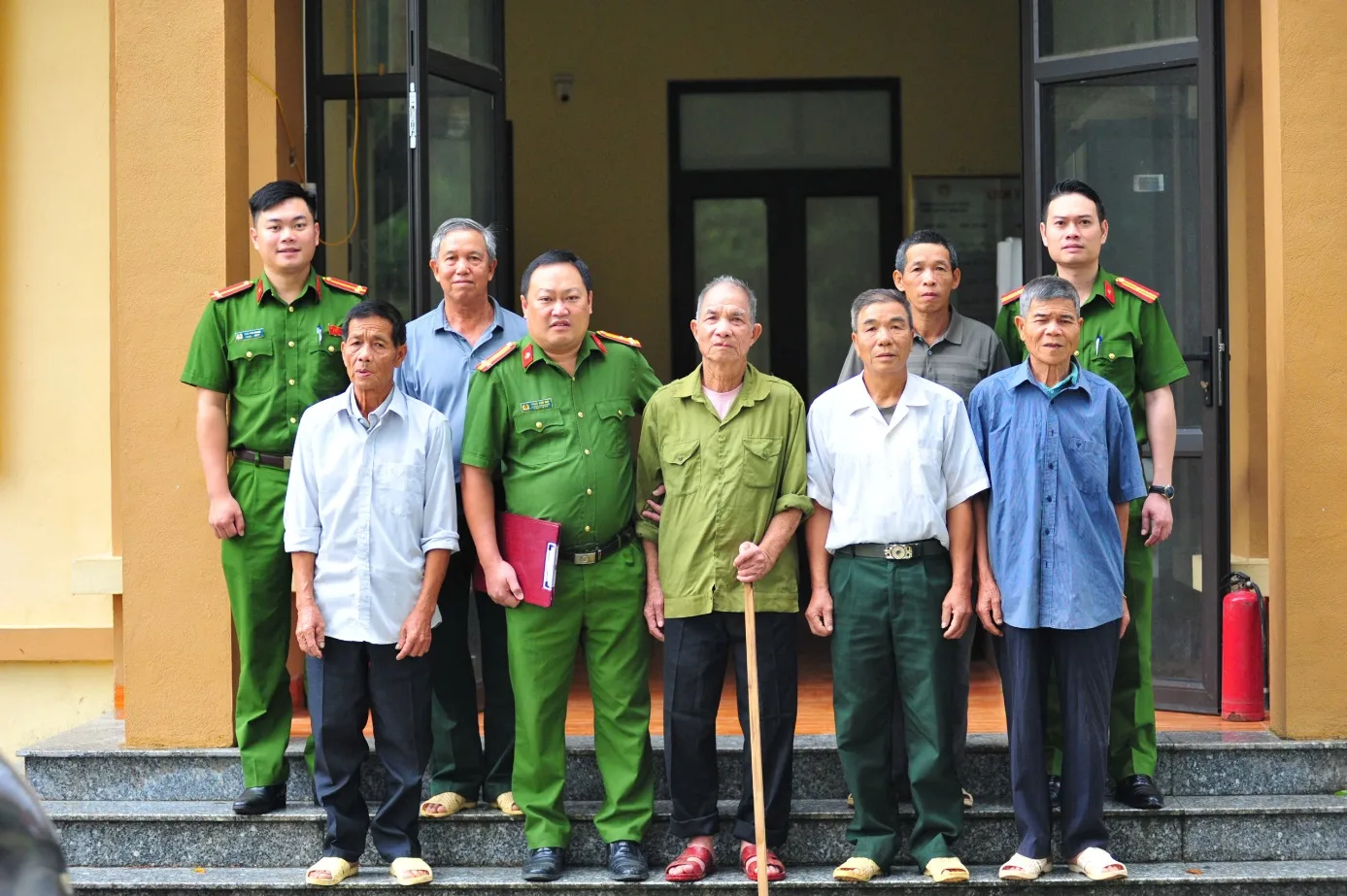 Công an xã Bum Nưa tiếp đón 06 thân nhân liệt sĩ tại Trụ sở Công an xã