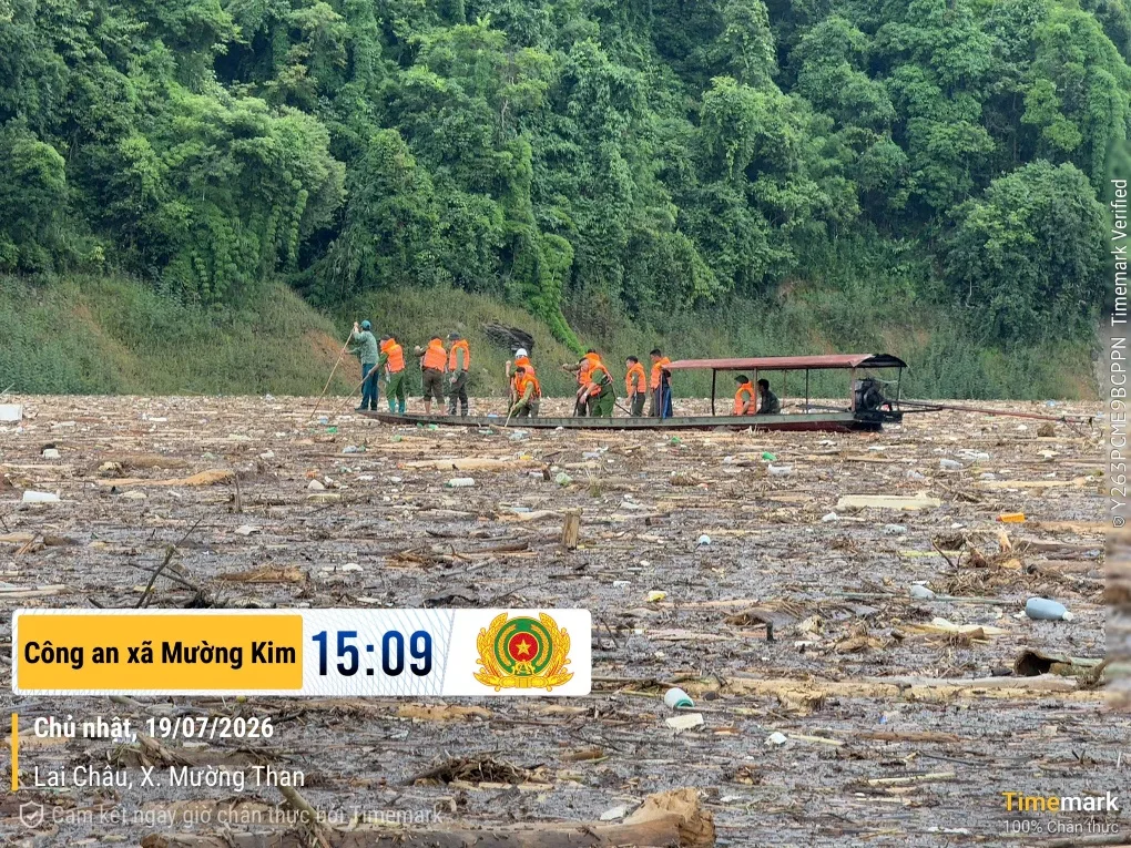 Lực lượng Công an xã Mường Kim tham gia tìm kiếm, cứu hộ