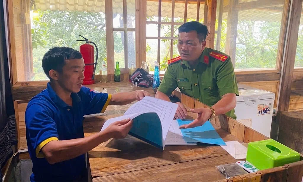 Cán bộ Công an xã Sin Suối Hồ hướng dẫn cơ sở Homestay khai báo lưu trú
