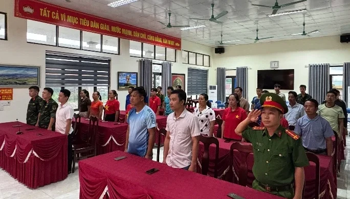 Hình ảnh chính quyền và Nhân dân tham gia đi bộ hưởng ứng chương trình