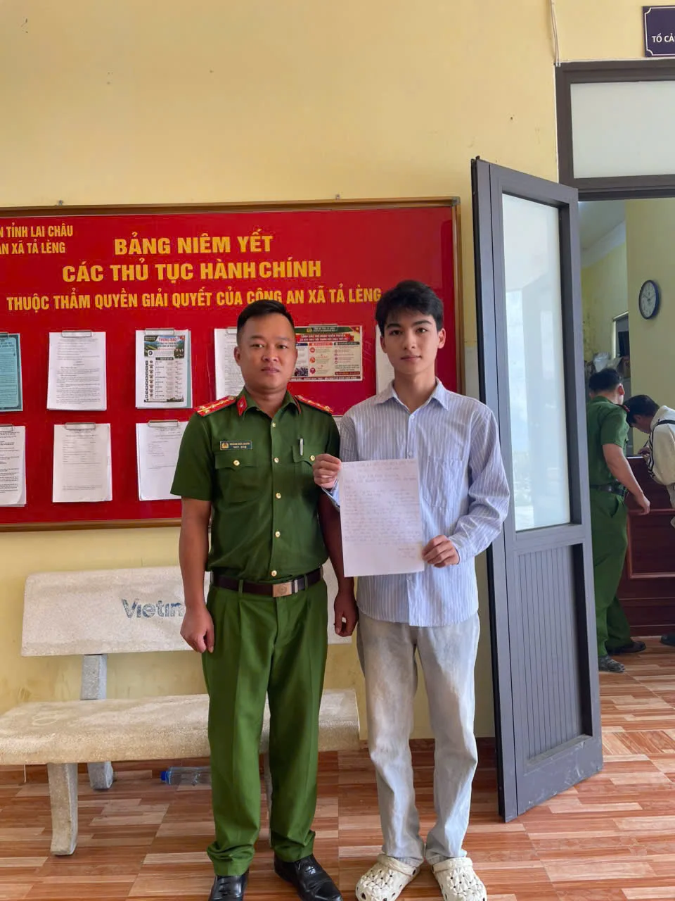 Tuổi trẻ xã Tả Lèng hăng hái viết đơn tình nguyện đăng ký tham gia thực hiện nghĩa vụ Công an nhân dân năm 2027.