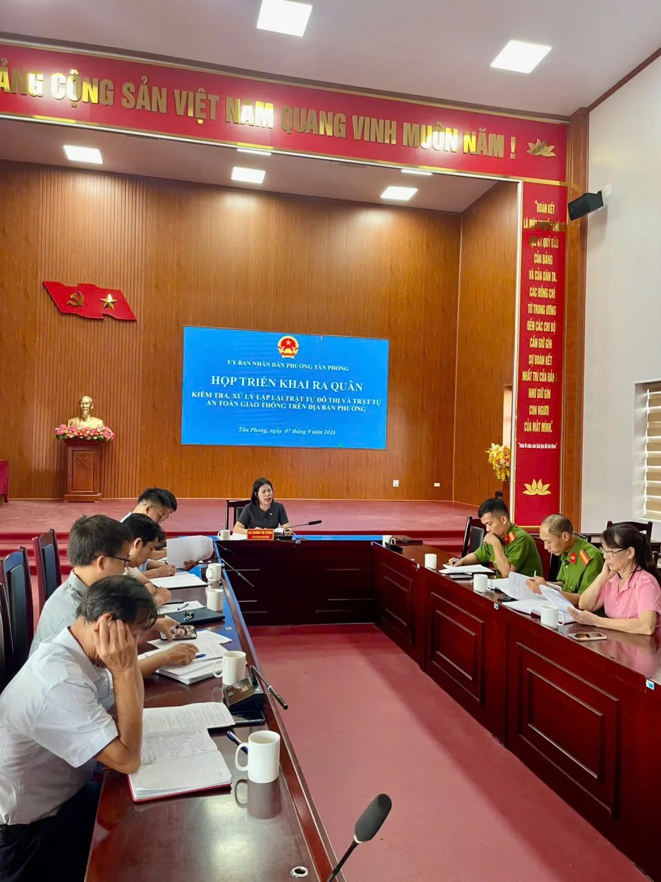 Công an phường Tân Phong tham gia họp triển khai ra quân lập lại trật tự đô thị và trật tự an toàn giao thông.