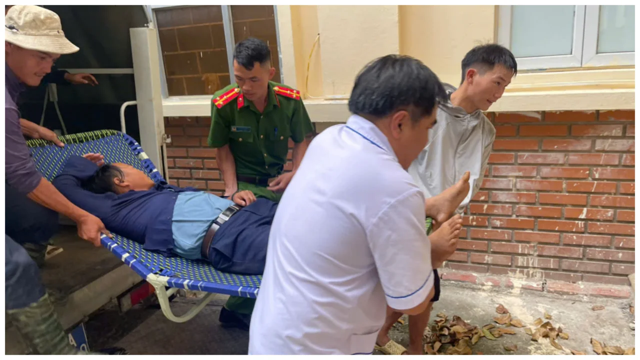 Công an xã Bình Lư kịp thời tìm thấy người gặp nạn đưa đi cấp cứu.