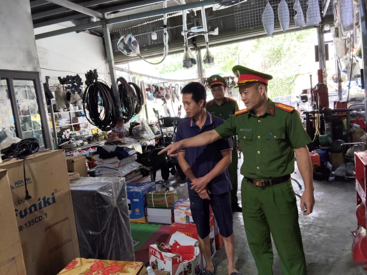 Công an xã Dào San tăng cường kiểm tra, hướng dẫn công tác phòng cháy, chữa cháy tại các hộ kinh doanh