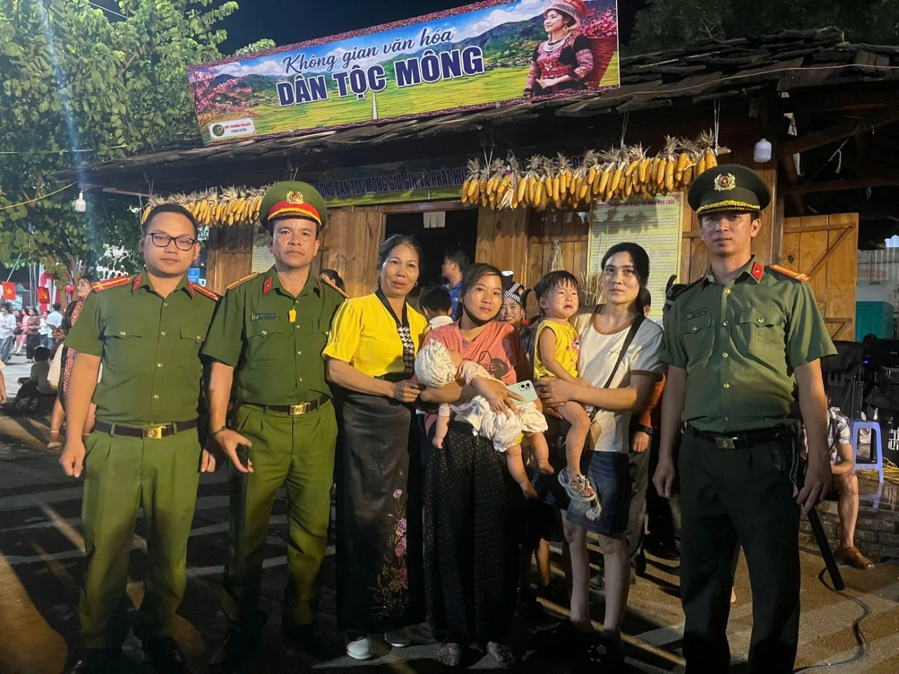 Công an xã Than Uyên kịp thời giúp đỡ nhiều trẻ em đi lạc đoàn tụ với gia đình trong dịp Tết Độc lập