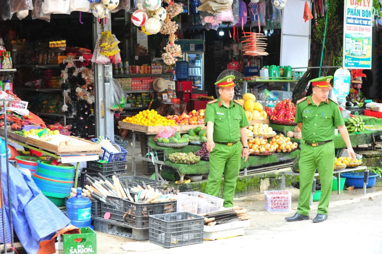 Công an xã Bum Nưa đẩy mạnh tuyên truyền pháp luật, nâng cao ý thức chấp hành cho các hộ kinh doanh.