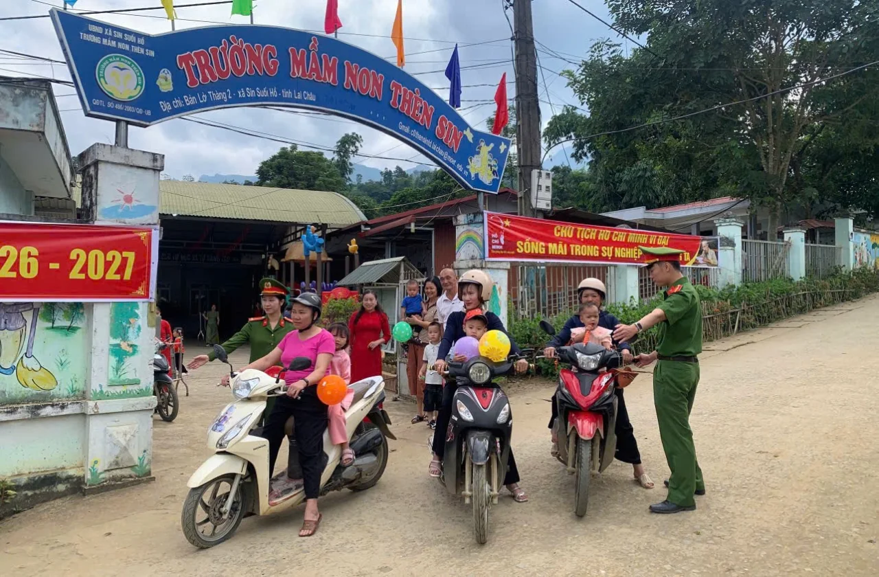 Lực lượng Công an xã Sin Suối Hồ phân luồng giao thông và hỗ trợ phụ huynh, học sinh trước cổng trường trong sáng 05/9.