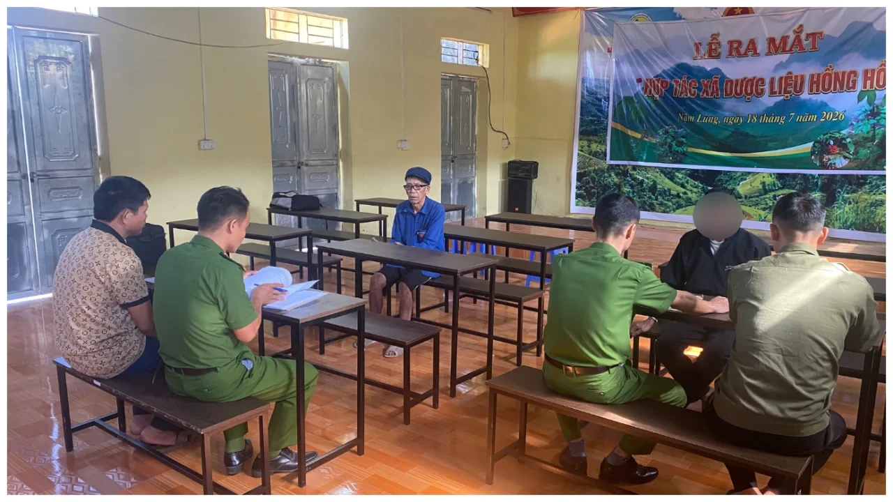 Công an xã Khổng Lào công bố và giao Quyết định áp dụng biện pháp giáo dục tại xã cho công dân