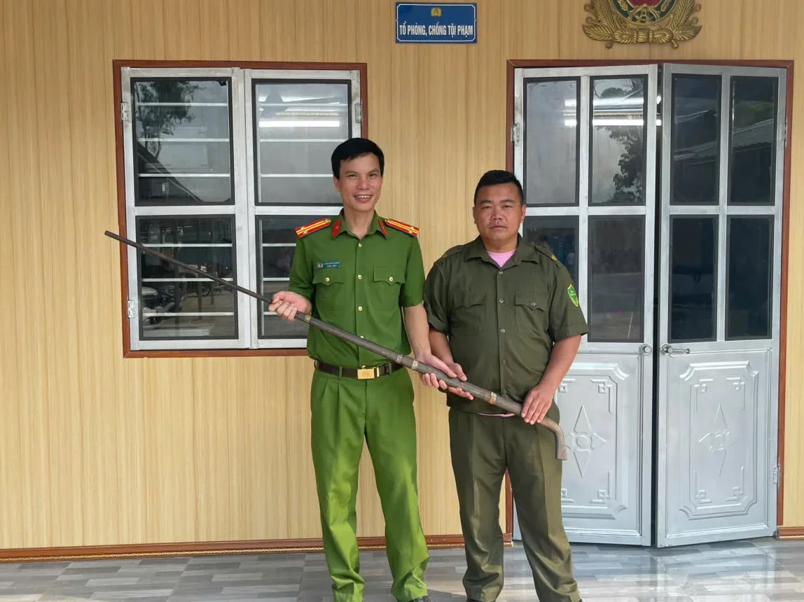 Cán bộ Công an xã tiếp nhận súng quân dụng
