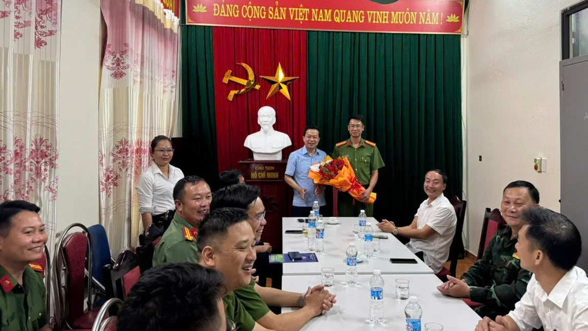 Các đồng chí Thường trực Đảng ủy xã tặng hoa chúc mừng CBCS công an xã Mường Khoa