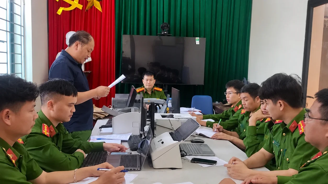 Đồng chí Đại úy Sùng A Sài-Phó trưởng Công an xã đánh giá toàn diện tình hình kết quả thực hiện của các tổ công tác