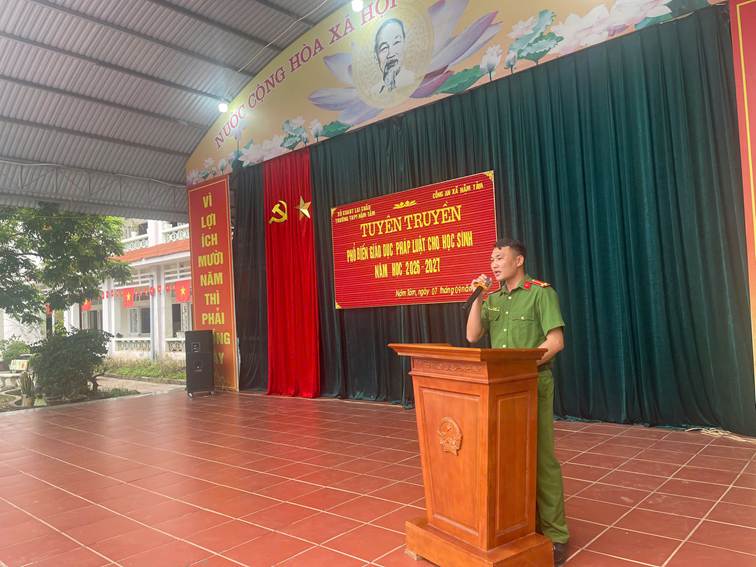 Công an xã Nậm Tăm tuyên truyền pháp luật về phòng, chống ma túy trong học đường