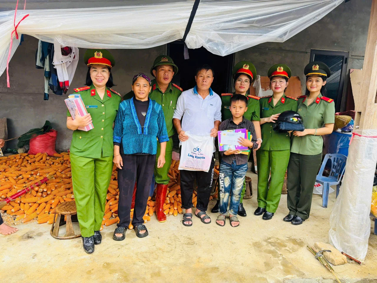 Công an phường Đoàn Kết trao yêu thương, tiếp bước em đến trường.