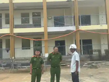 Công an xã trao đổi với đại diện đơn vị thi công về tiến độ thi công