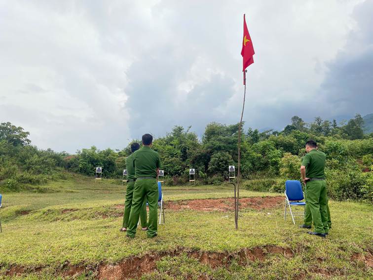 Công an xã Nậm Tăm tham gia bắn đạn thật