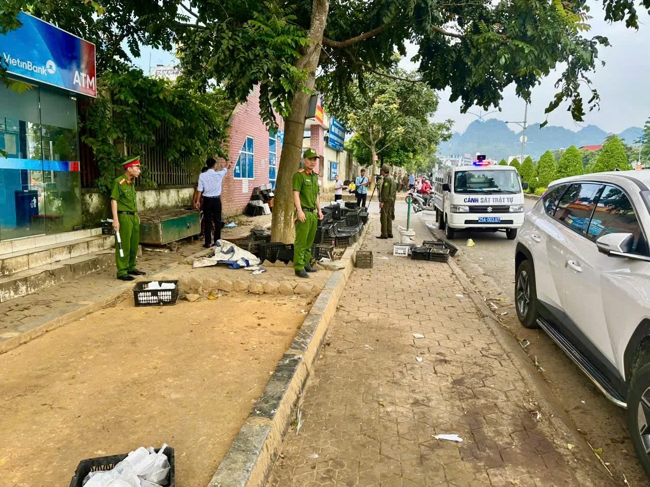 Ra quân lập lại trật tự đô thị và trật tự an toàn giao thông trên địa bàn phường Tân Phong.