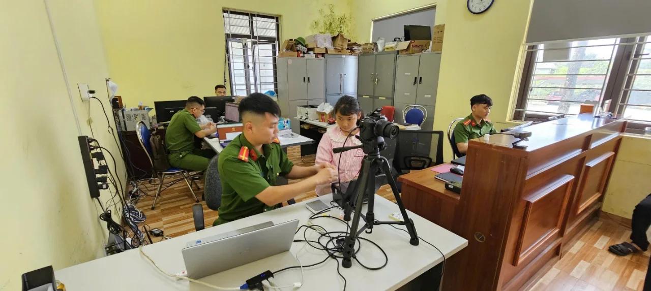 Công an xã Tả Lèng, tỉnh Lai Châu triển khai thu nhận Căn cước và định danh điện tử ngay tại cơ sở.
