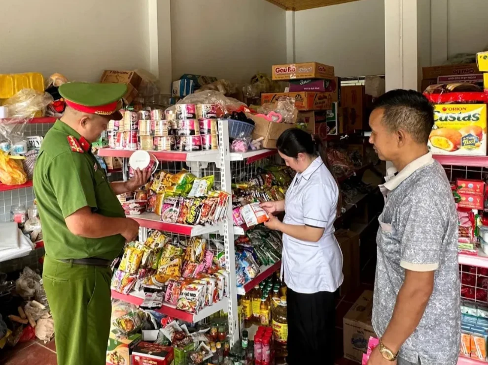 Công an xã Tủa Sín Chải kiểm tra việc chấp hành pháp luật tại các hộ kinh doanh