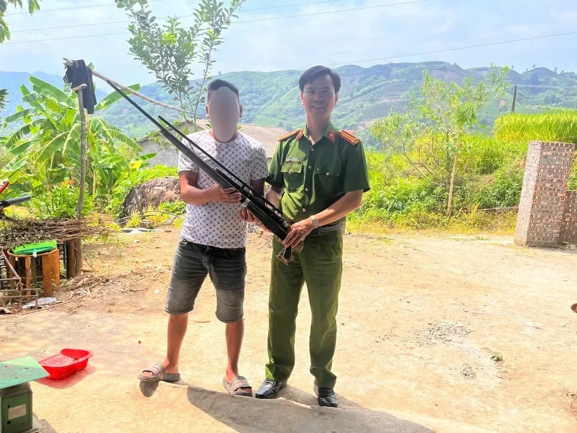 Công an xã Mường Khoa tiếp nhận súng tự chế do người dân tự nguyện giao nộp.