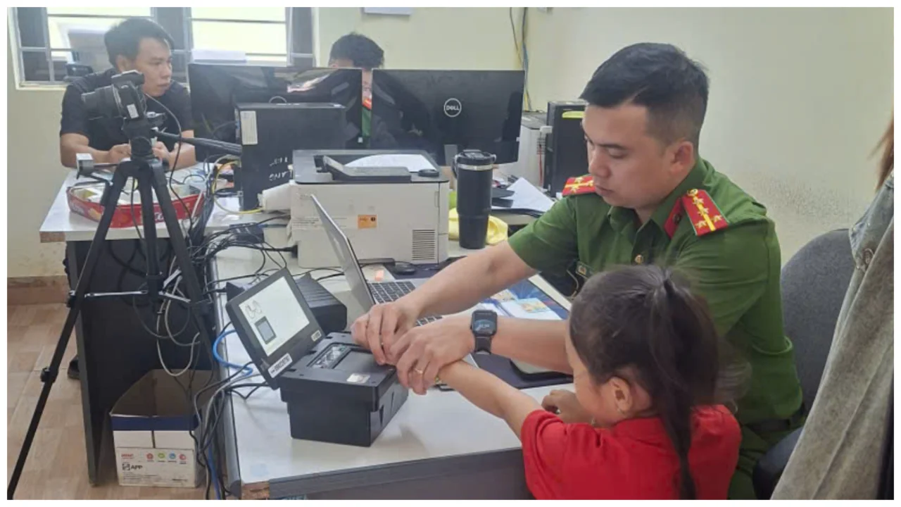 Công an xã Khổng Lào triển khai thu nhận hồ sơ cấp căn cước ngay tại trụ sở Công an xã