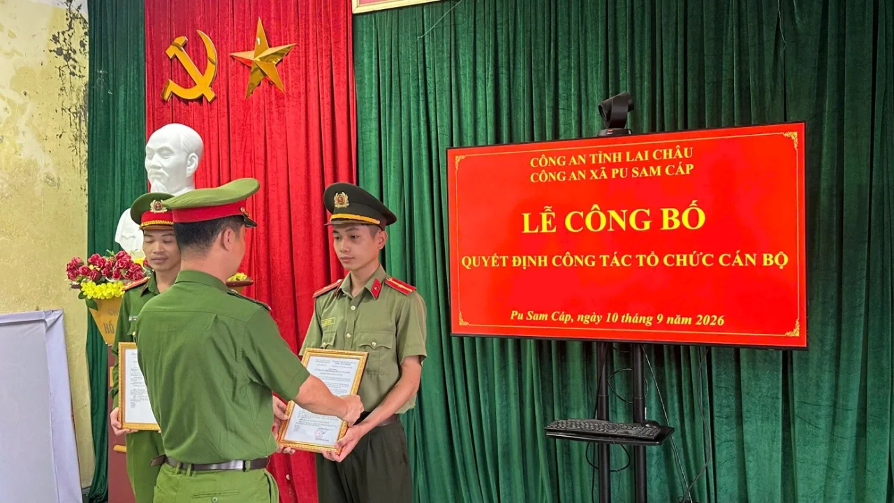 Ảnh: Đồng chí Thiếu tá Đỗ Ngọc Thanh - Trưởng Công an xã trao quyết định cho các đồng chí cán bộ