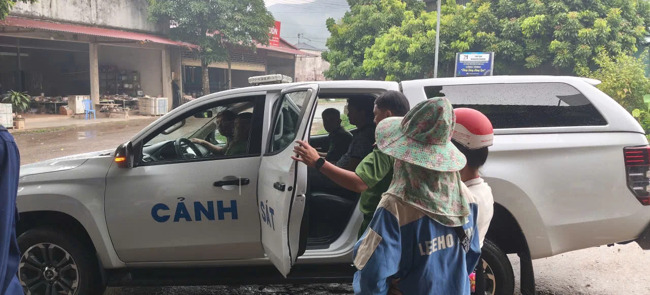 Công an xã Pu Sam Cáp phối hợp đưa người có biểu hiện rối loạn tâm thần đi khám, điều trị