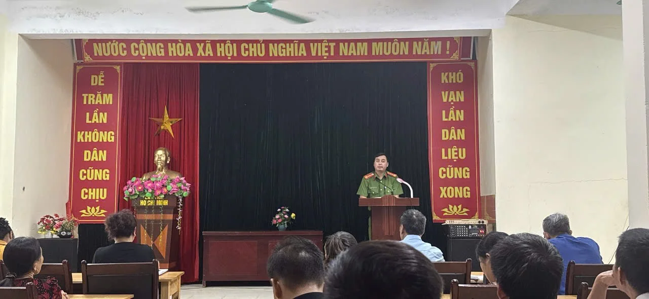Công an phường Tân Phong tăng cường xuống cơ sở tuyên truyền, vận động nhân dân giao nộp vũ khí, vật liệu nổ, công cụ hỗ trợ.
