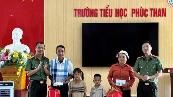 Phòng An ninh kinh tế trao quà động viên “Em nuôi của Đoàn” nhân dịp năm học mới
