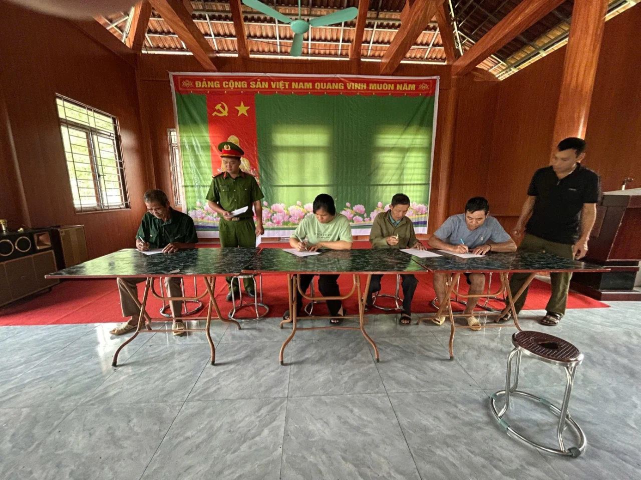 Công an xã Nậm Hàng tuyên truyền, vận động Nhân dân không thả rông gia súc, chung tay bảo vệ môi trường