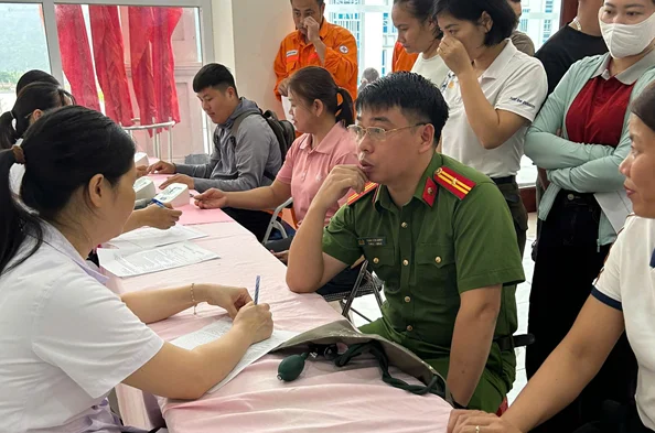 Cán bộ, chiến sĩ Công an xã Nậm Hàng tích cực tham gia hiến máu tình nguyện