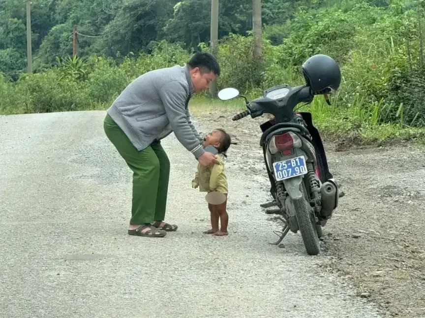 Kịp thời tìm người thân cho bé trai 2 tuổi đi lạc giữa đoạn đường vắng