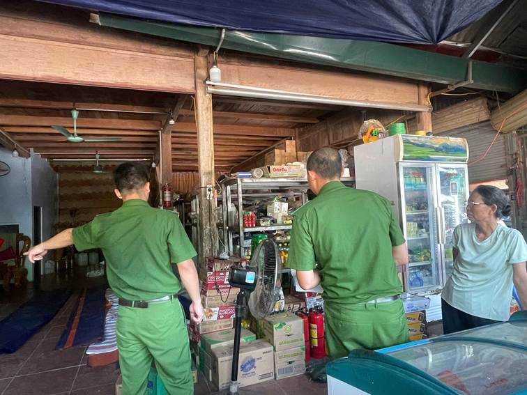 Cán bộ Công an xã hướng dẫn việc sử dụng điện, nguồn lửa, nguồn nhiệt