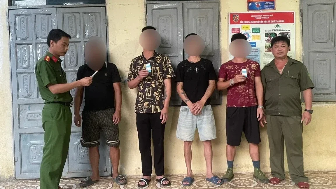 Lực lượng Công an xã tiến hành test ma túy tại bản Mấn