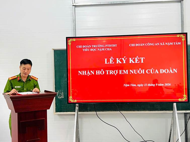 Đồng chí Thượng tá Chẻo Minh Sơn – Trưởng Công an xã phát biểu tại buổi lễ