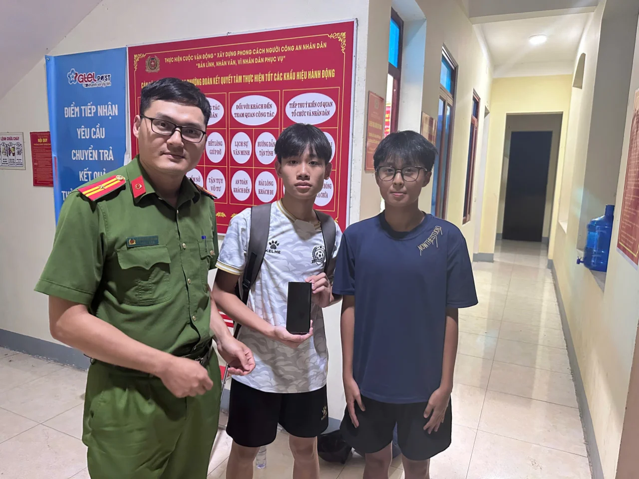 Hành động đẹp của hai em học sinh: Nhặt được điện thoại, trực tiếp đến Công an phường giao nộp.