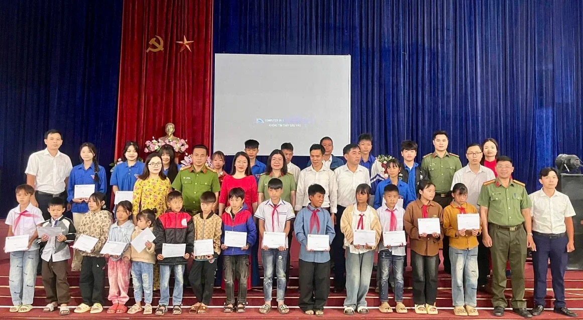 Tuyên truyền pháp luật về xuất nhập cảnh và trao quà hỗ trợ học sinh có hoàn cảnh khó khăn tại xã Mường Than