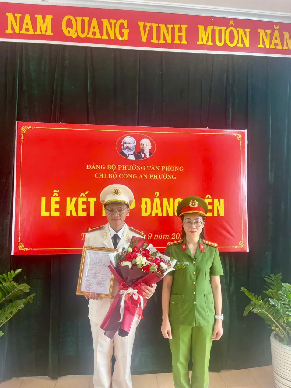 Chi bộ Công an phường Tân Phong tổ chức lễ kết nạp đảng viên mới.