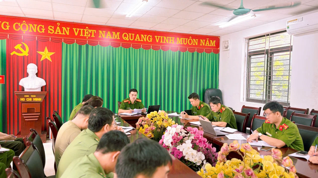 Công an xã Bum Tở: Tổ chức giao ban và triển khai nhiệm vụ chuẩn bị diễn tập tác chiến trong khu vực phòng thủ năm 2026