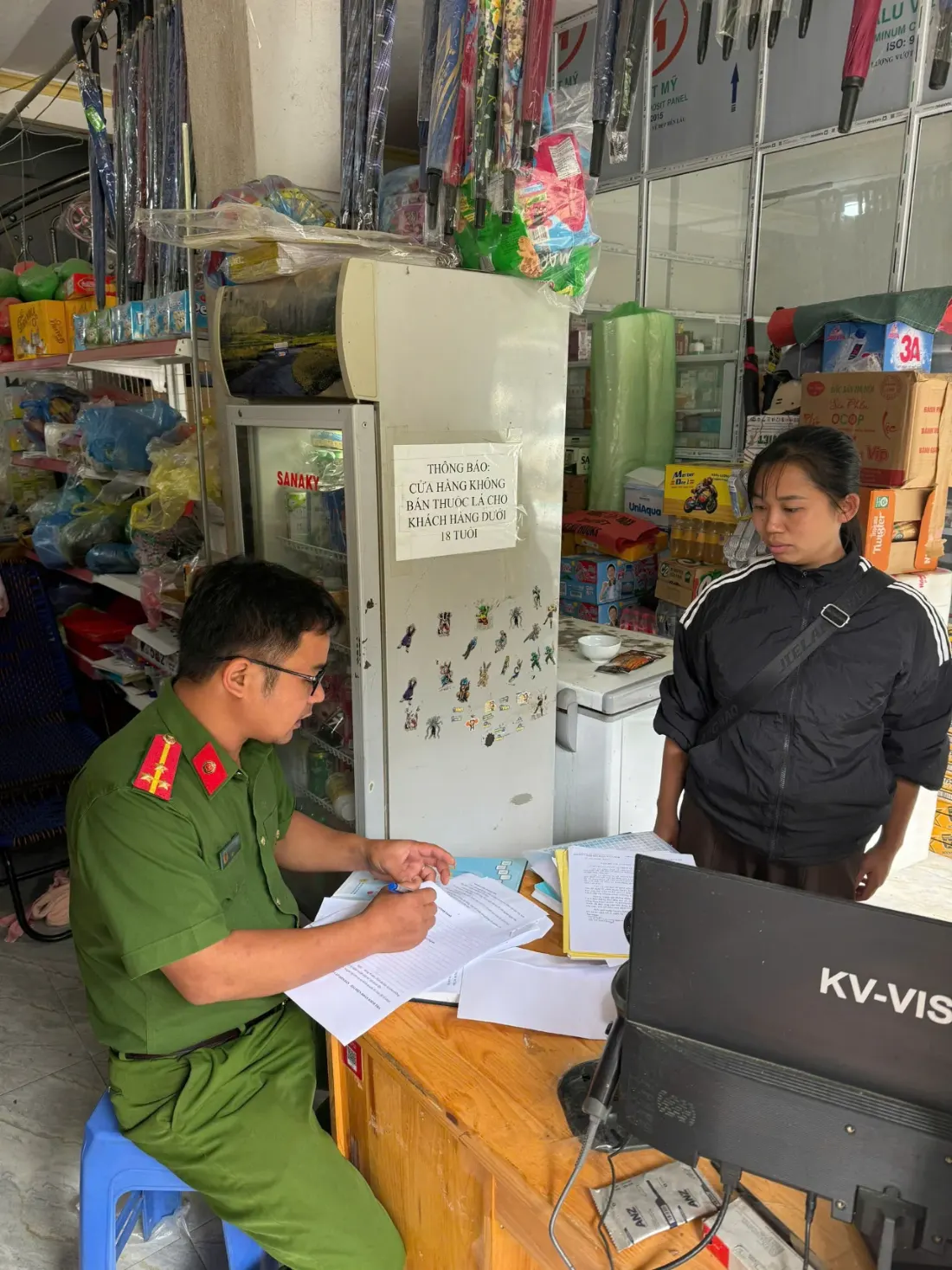 Công an xã Dào San kiểm tra, hướng dẫn các hộ kinh doanh về công tác ANTT, PCCC