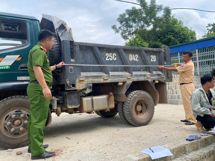 Công an xã Nậm Tăm phối hợp tổng rà soát phương tiện, góp phần bảo đảm trật tự an toàn giao thông