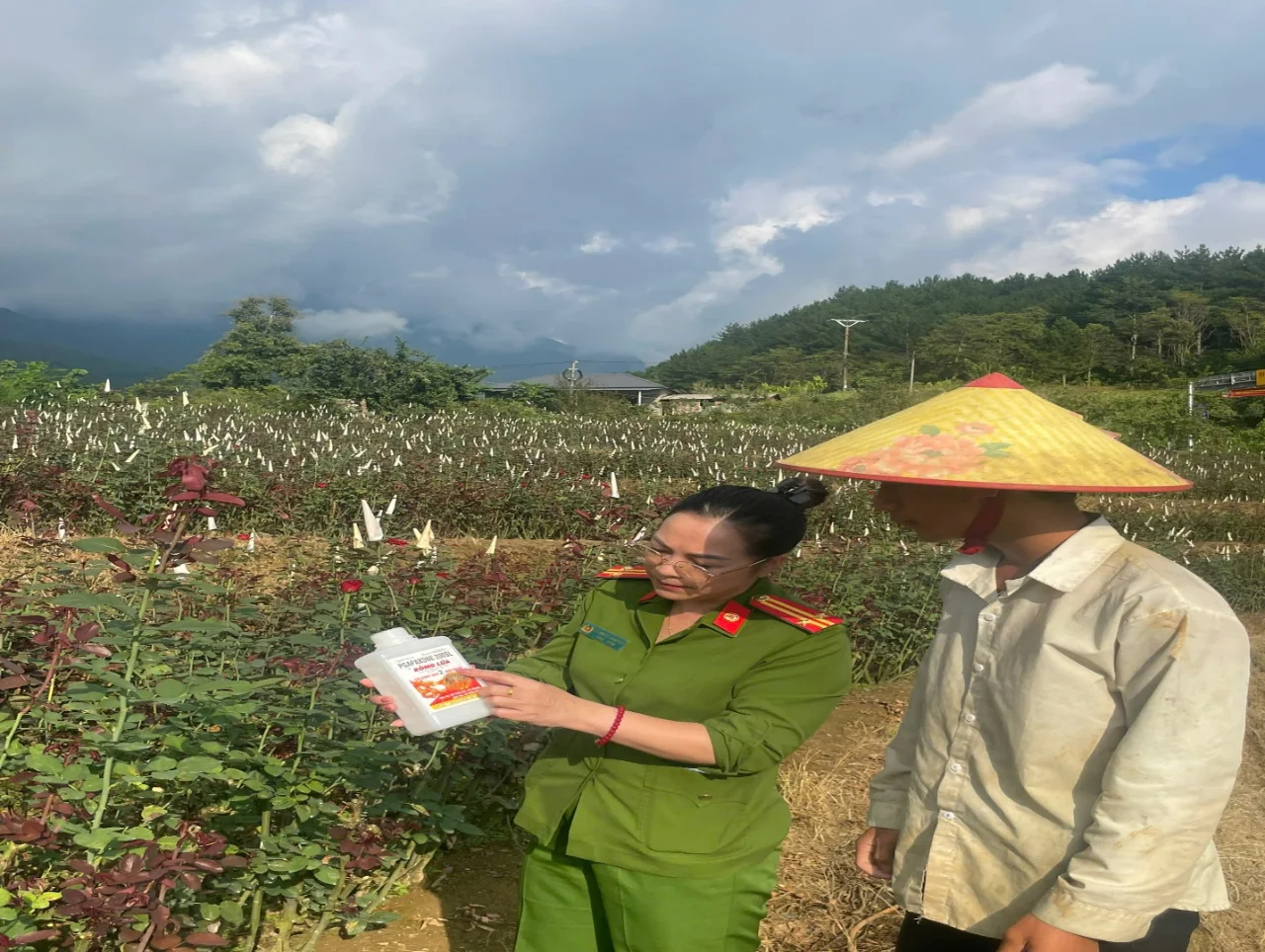 Công an xã Tả Lèng tổ chức cho các hộ trồng hoa hồng ký cam kết sử dụng thuốc bảo vệ thực vật đúng quy định