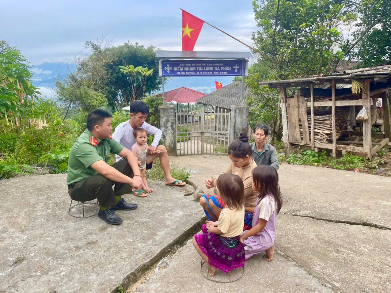 Công an xã Pu Sam Cáp khảo sát, xây dựng mô hình “Điểm sinh hoạt tôn giáo thuần túy đảm bảo ANTT” tại điểm nhóm Nà Phân