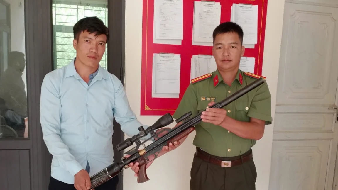 Công an xã Bình Lư tiếp nhận vũ khí do người dân tự giác giao nộp