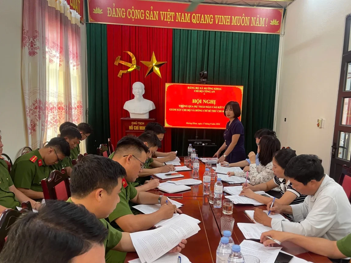 Chi bộ Công an xã Mường Khoa làm việc với đoàn giám sát của Ban Thường vụ Đảng uỷ xã