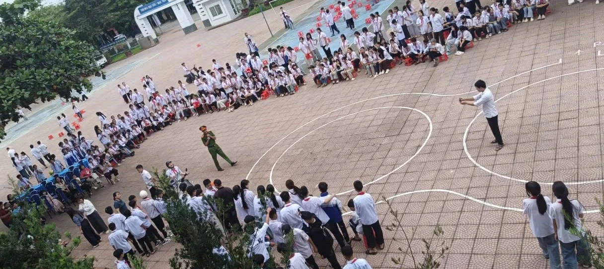 Công an xã Tân Uyên tuyên truyền pháp luật, hướng dẫn kỹ năng tham gia giao thông an toàn cho học sinh