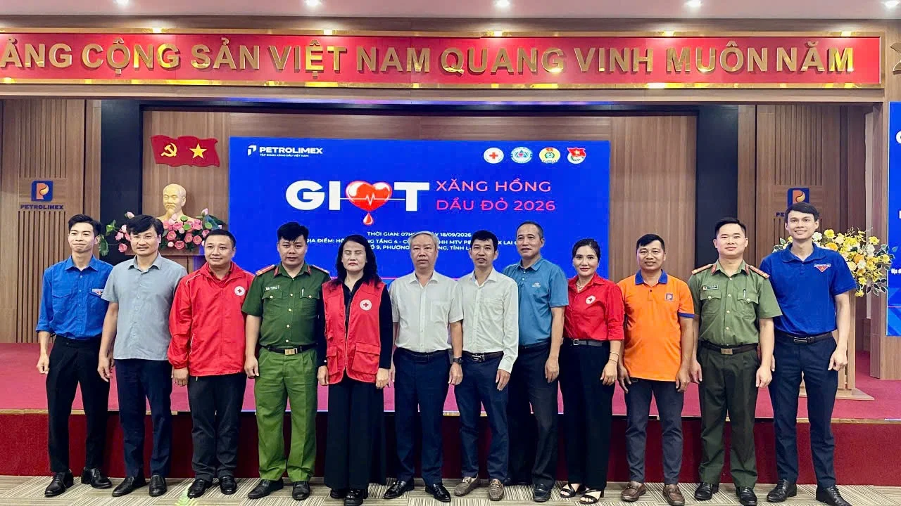 Tuổi trẻ Công an phường Tân Phong phát huy tinh thần “3 nhất” trong phong trào hiến máu tình nguyện.